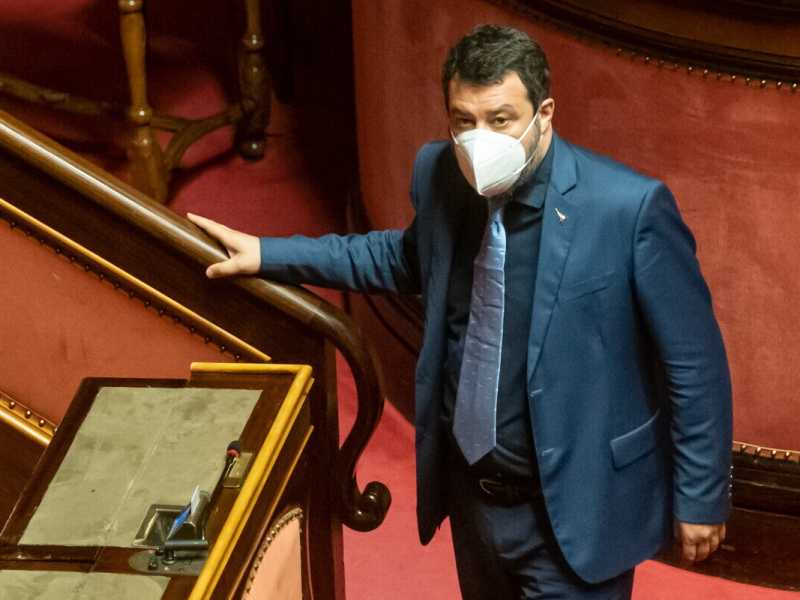 Salvini resta tra Putin e Le Pen. E nella Lega scatta la psicosi: "I servizi segreti ci spiano"
