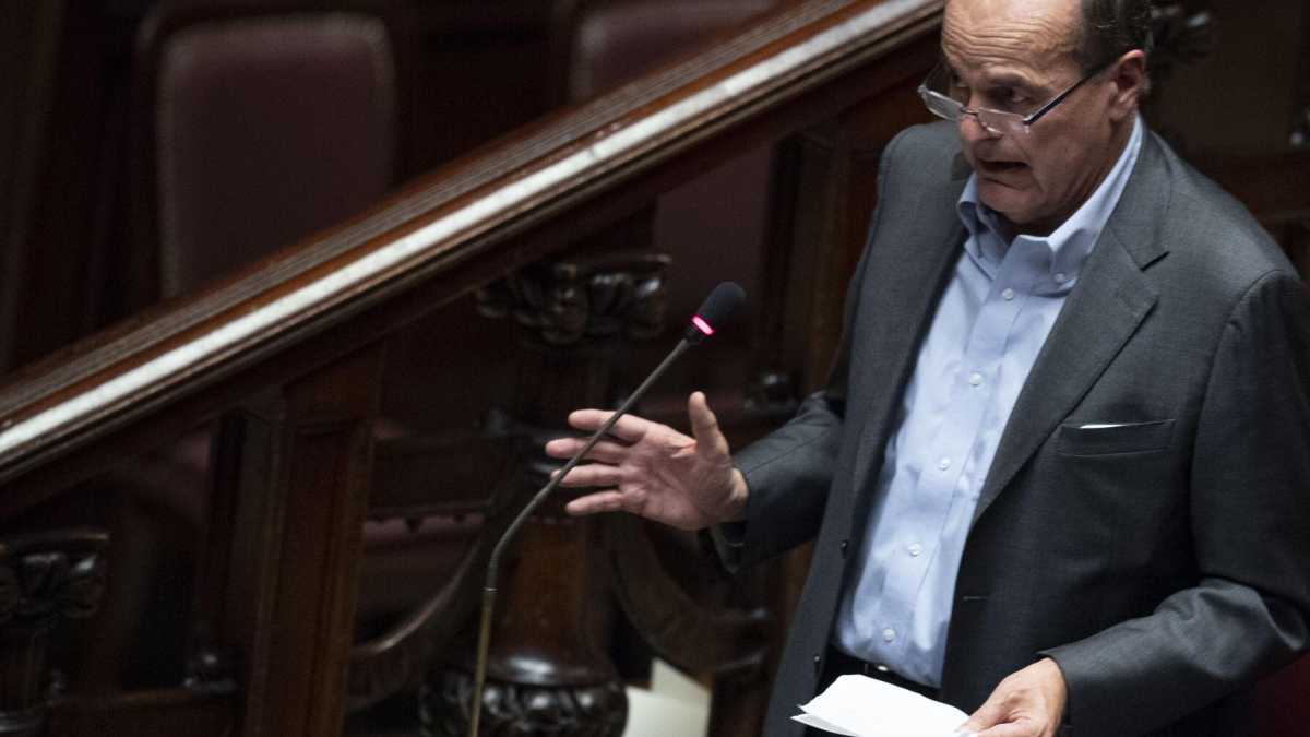 Immagine di Bersani atlantista si smarca dagli svalvolati: "Sì alle armi all'Ucraina"