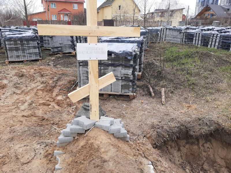 Una tomba costruita a Bucha per seppellire le vittime dei crimini commessi dall'esercito russo in ritirata (Ansa)
