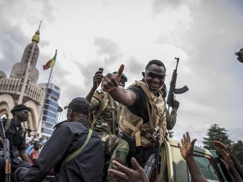 Un miliziano del governo golpista di Bamako (foto Ansa)