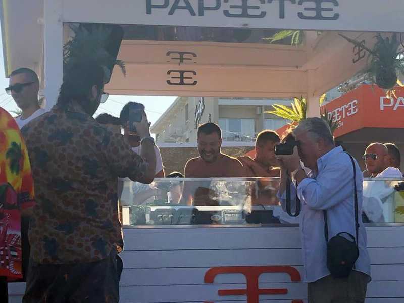 Matteo Salvini al Papeete nel 2019 (Ansa)
