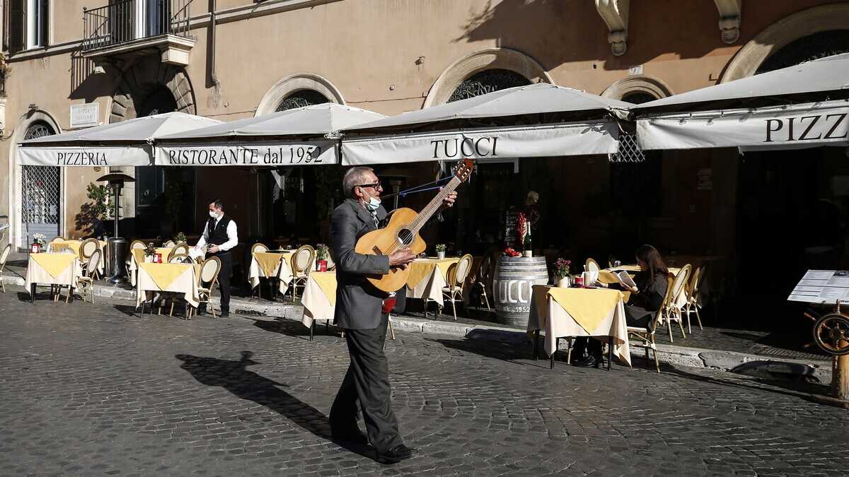 Immagine di Dal barbiere di Caravaggio alle calze del Papa, un insolito giro per Roma