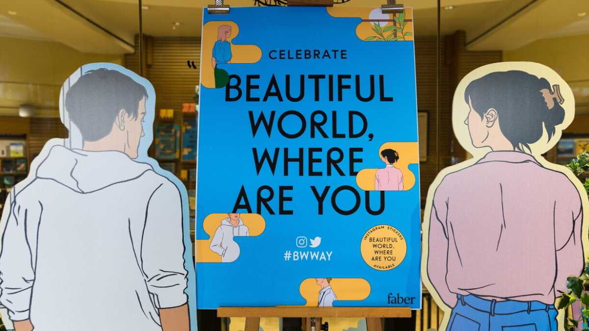 Immagine di Sally Rooney e tutto il mondo che passa tra due persone che si guardano
