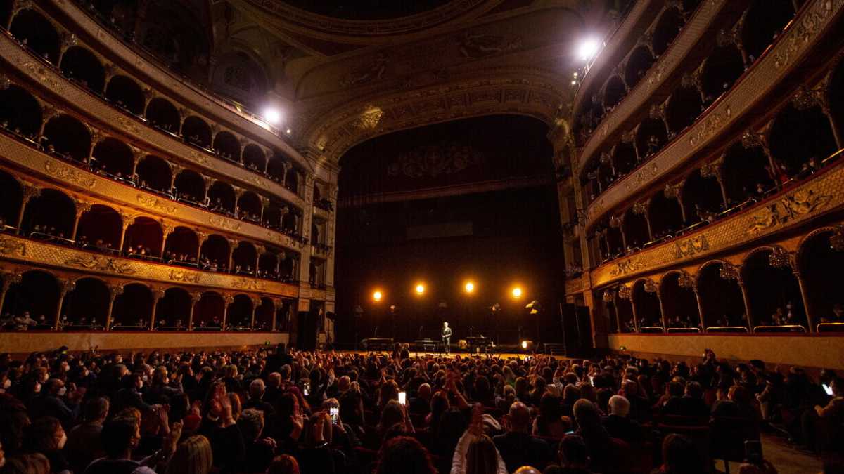 Immagine di Sale dal vivo piene, e purtroppo schermi vuoti. Ecco la rivincita del teatro
