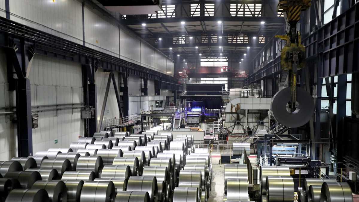 Immagine di ArcelorMittal riapre in Ucraina sotto le bombe, all’Ilva si va in Cigs