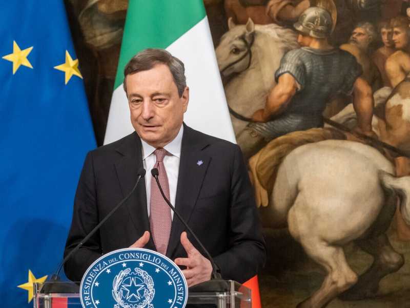Draghi e le coccole a Berlusconi: "Se ci fosse lui". L'obiettivo del Cav. è la riforma della giustizia