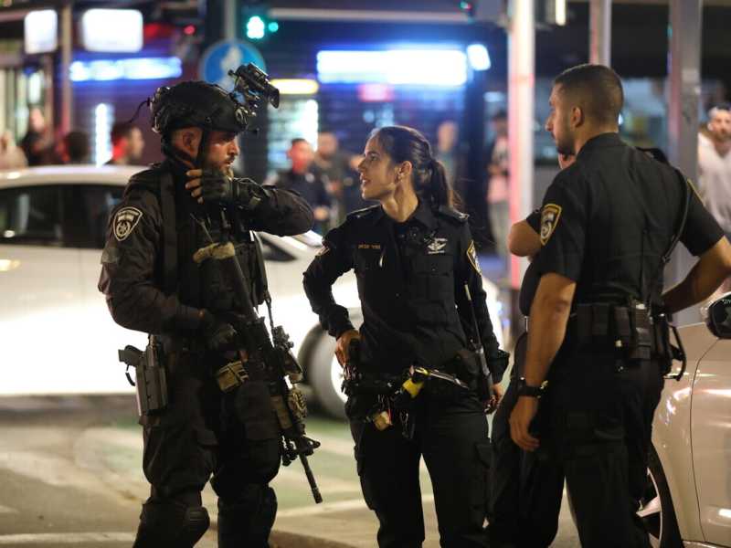 Militari israeliani dopo la sparatoria a Tel Aviv (Ansa)<br /> 