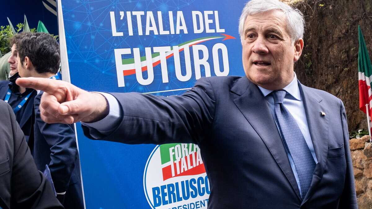 Immagine di Parla Tajani: "Non faremo cadere Draghi sul catasto. Il sabotatore è Conte"