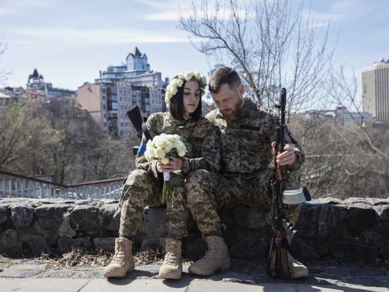 Anastasiia e Viacheslav, entrambi arruolati nell’esercito ucraino, celebrano il loro matrimonio a Kyiv (Mikhail Palinchak/Ansa) <br />