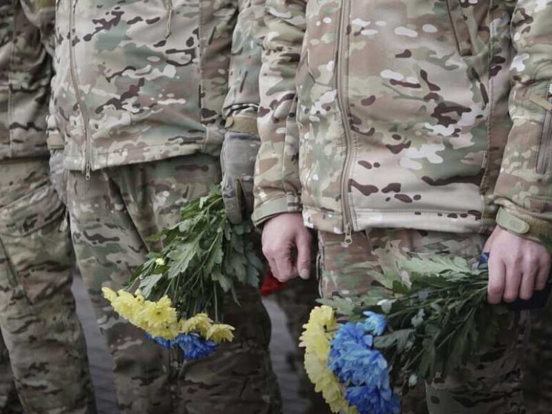 Ora che sta per soccombere, il battaglione Azov merita solo rispetto
