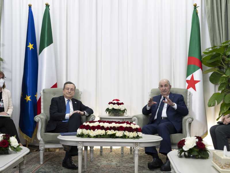 Mario Draghi con Abdelmadjid Tebboune ad Algeri per la firma dell'accordo sul gas (foto LaPresse)