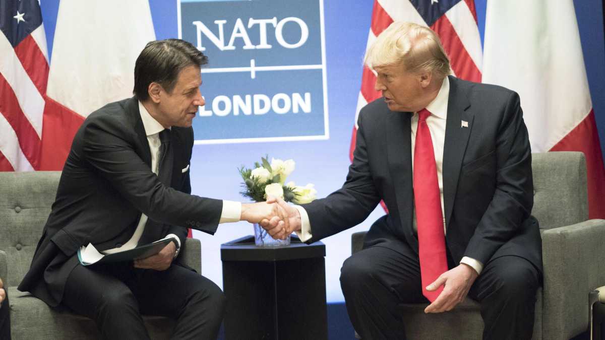 Immagine di Conte torna a parlare con il giornale che gli ha dato della cheerleader di Trump