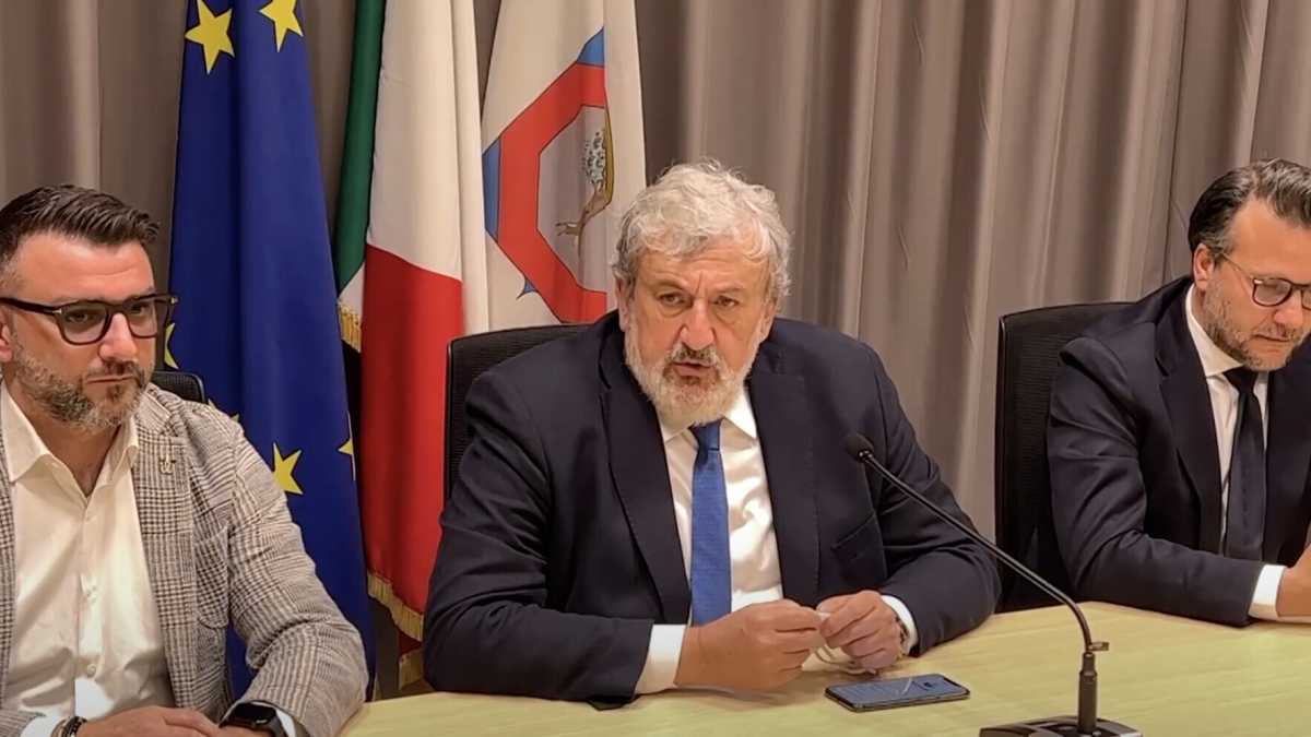 Immagine di Emiliano scippa il capogruppo regionale a FI e lancia il modulo alla Fascetti: “Il mio schema? Il caos organizzato”