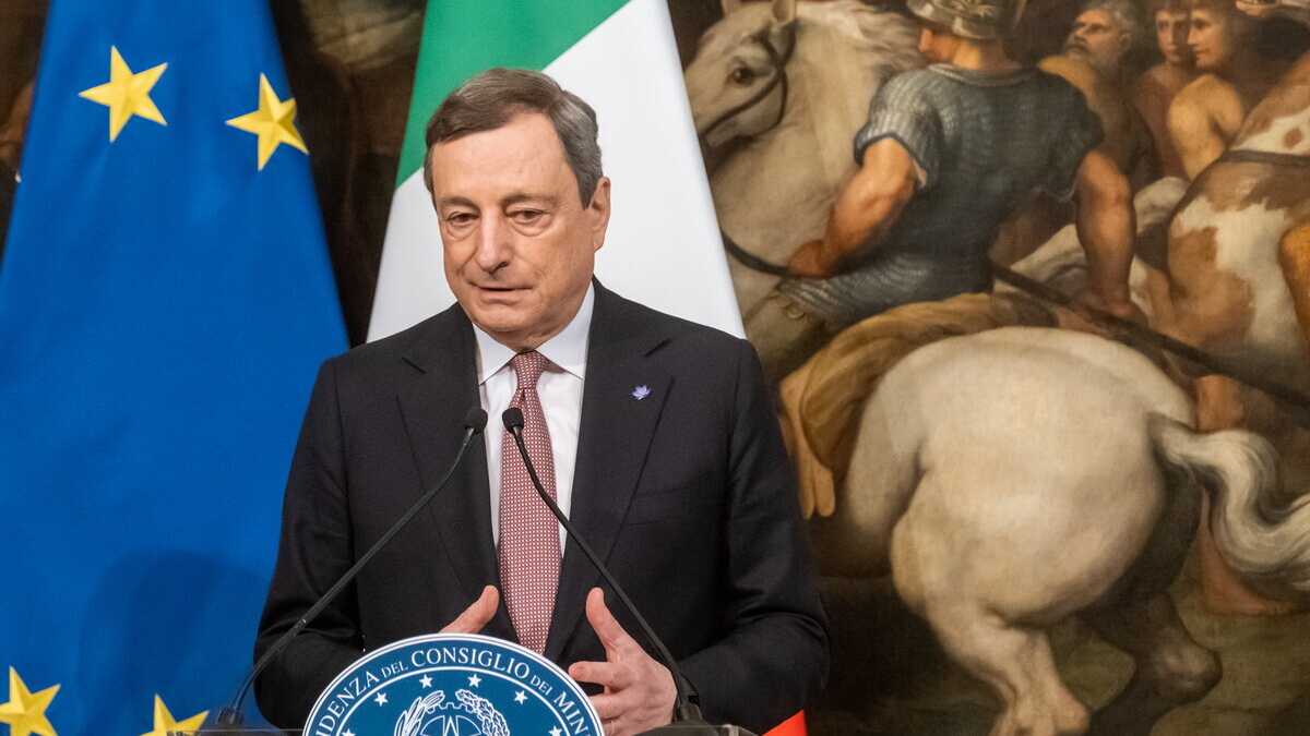 Immagine di Draghi e il "Pulcinella" Salvini. Sul fisco è farsa. Passa il Dl Recovery e "no salvo intese"