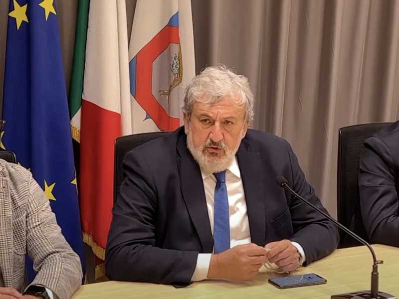 Emiliano scippa il capogruppo regionale a FI e lancia il modulo alla Fascetti: “Il mio schema? Il caos organizzato”