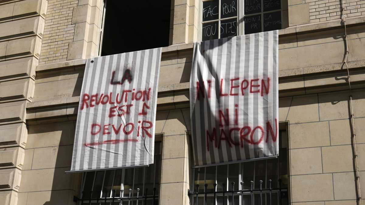 Immagine di Alla Sorbonne la protesta è verde e scandisce: né Macron né Le Pen