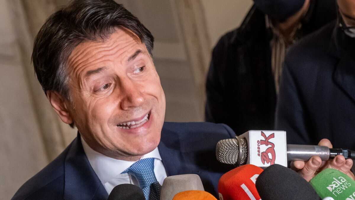 Immagine di Draghi riflette se nominare un "Figliuolo del gas", Conte si immagina Mélenchon