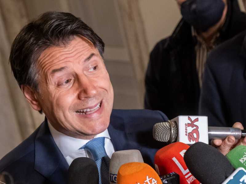 Draghi riflette se nominare un "Figliuolo del gas", Conte si immagina Mélenchon