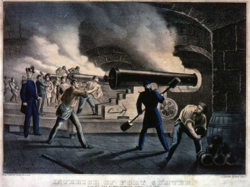 12/04/1861: soldati dell'Unione nel bombardamento di Fort Sumter, l'atto di apertura della guerra civile americana. Stampato da Currier & Ives (MPI/Getty Images)<br />