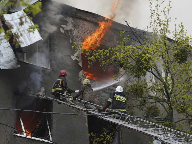 Kharkiv bombardata domenica 17 aprile 2022 (AP Photo/Andrew Marienko) <br />