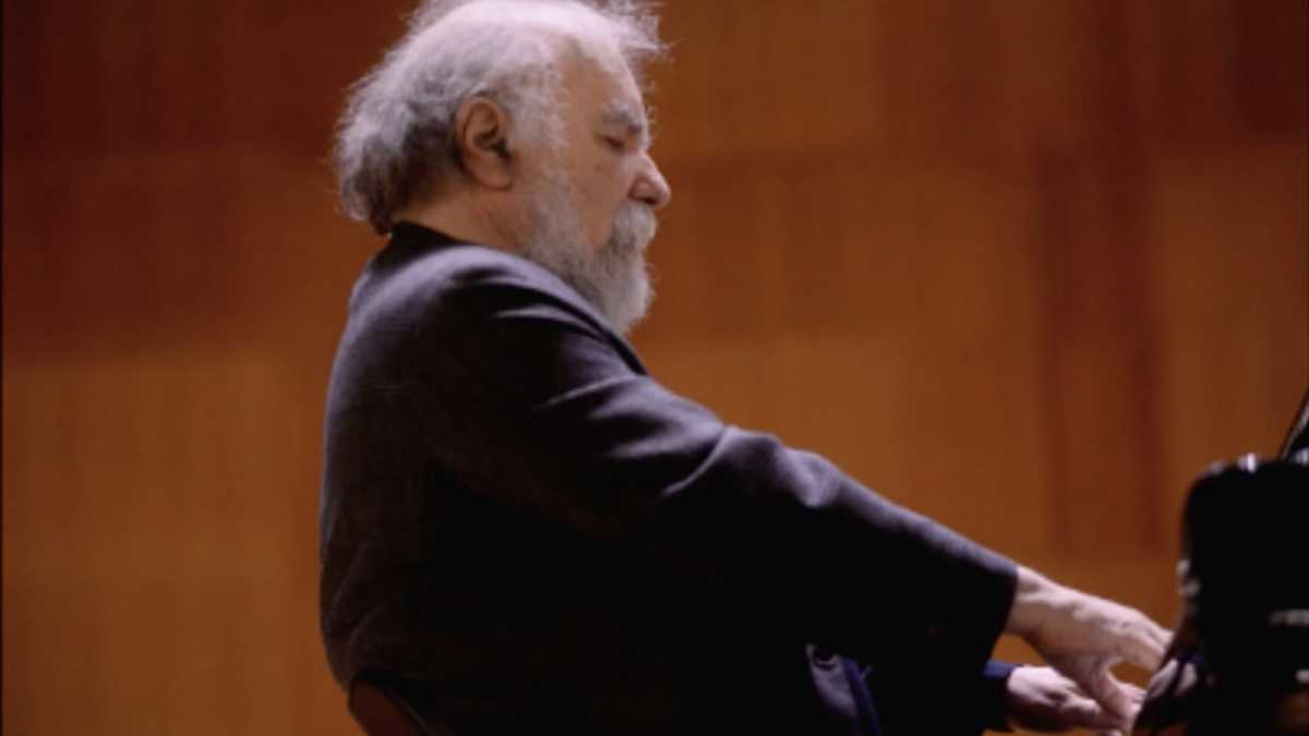 Immagine di L'indescrivibile incontro fra le mani di Radu Lupu e il suo pianoforte
