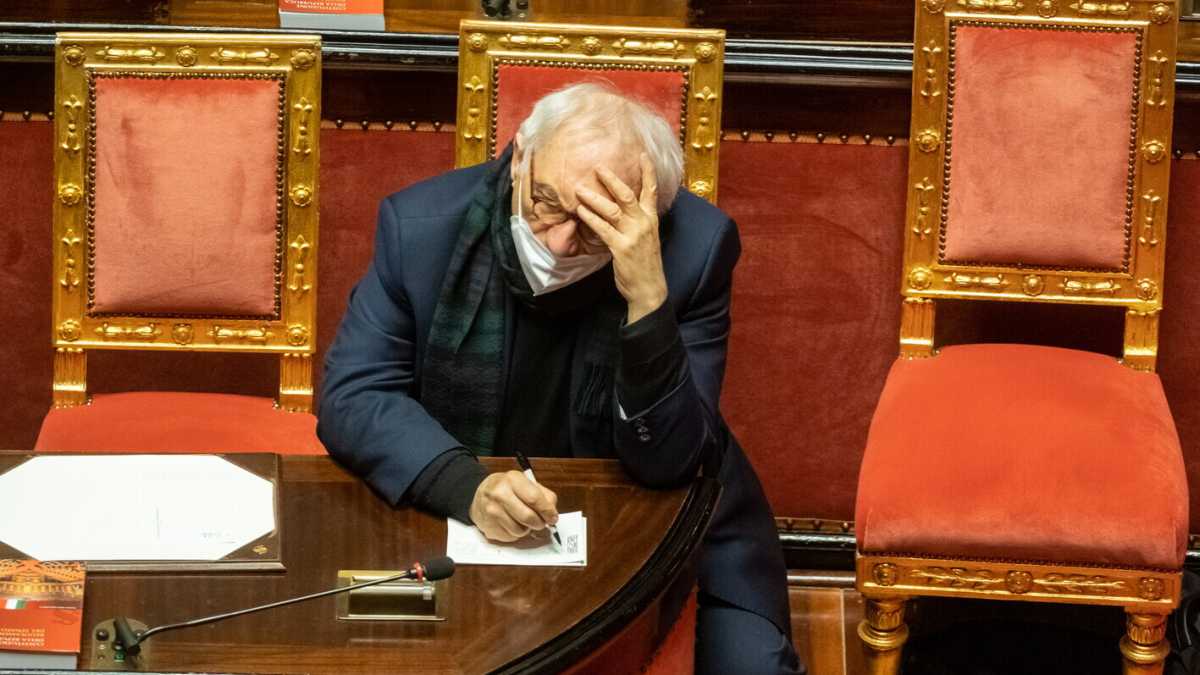 Immagine di Scuola sospesa. La zuffa tra Bianchi e i sindacati s'abbatte sul Pnrr