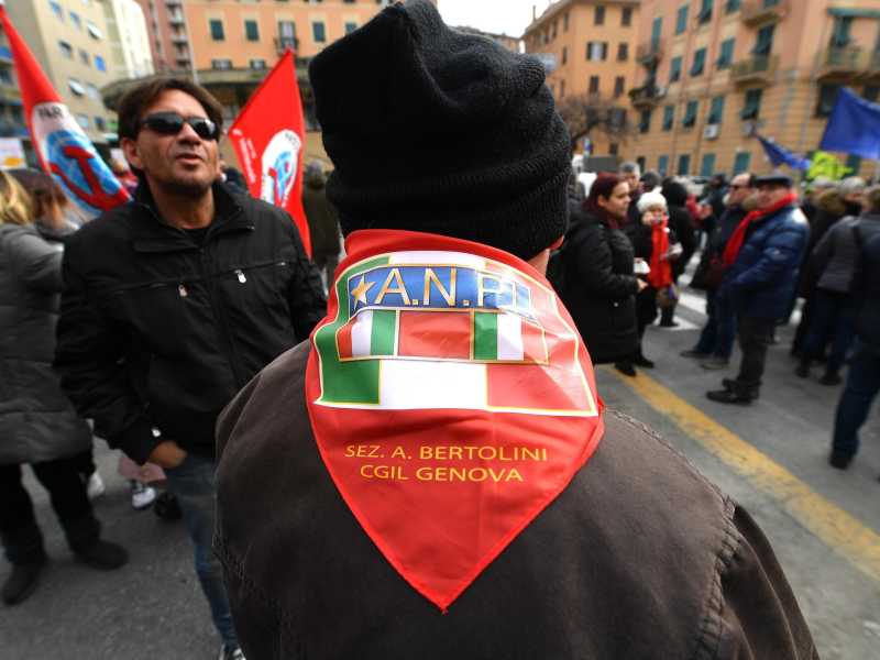 Quando l’Anpi agitava le sue bandiere vicino a quelle di Forza Nuova