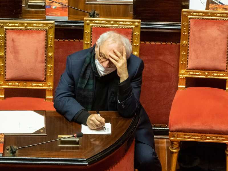 Scuola sospesa. La zuffa tra Bianchi e i sindacati s'abbatte sul Pnrr