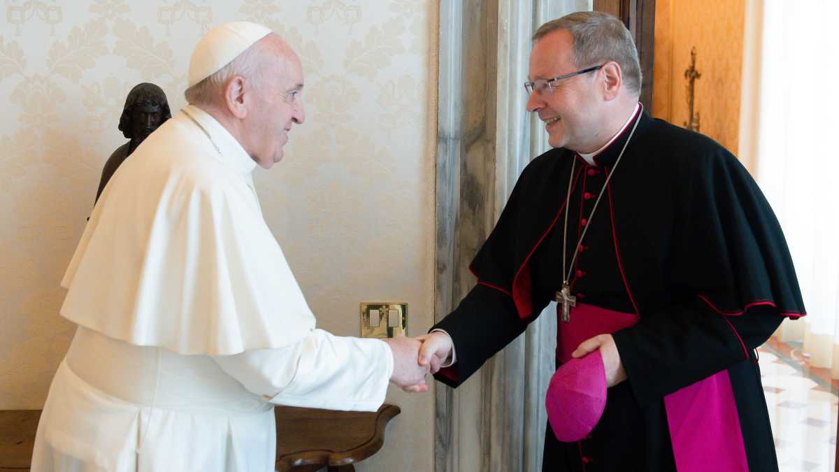 Immagine di Il capo dei vescovi tedeschi risponde alle critiche citando il Papa. Ma solo a metà