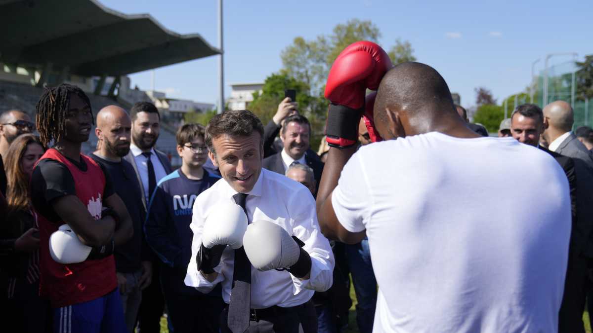 Immagine di Macron va a rassicurare la banlieu contro la “discordia” lepenista