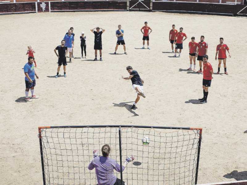 ll Philosophy Football Club in trasferta in Spagna. In una Plaza de Toros hanno organizzato un mondiale su tre porte (foto: Benedetta Mascalchi)&nbsp;<br />