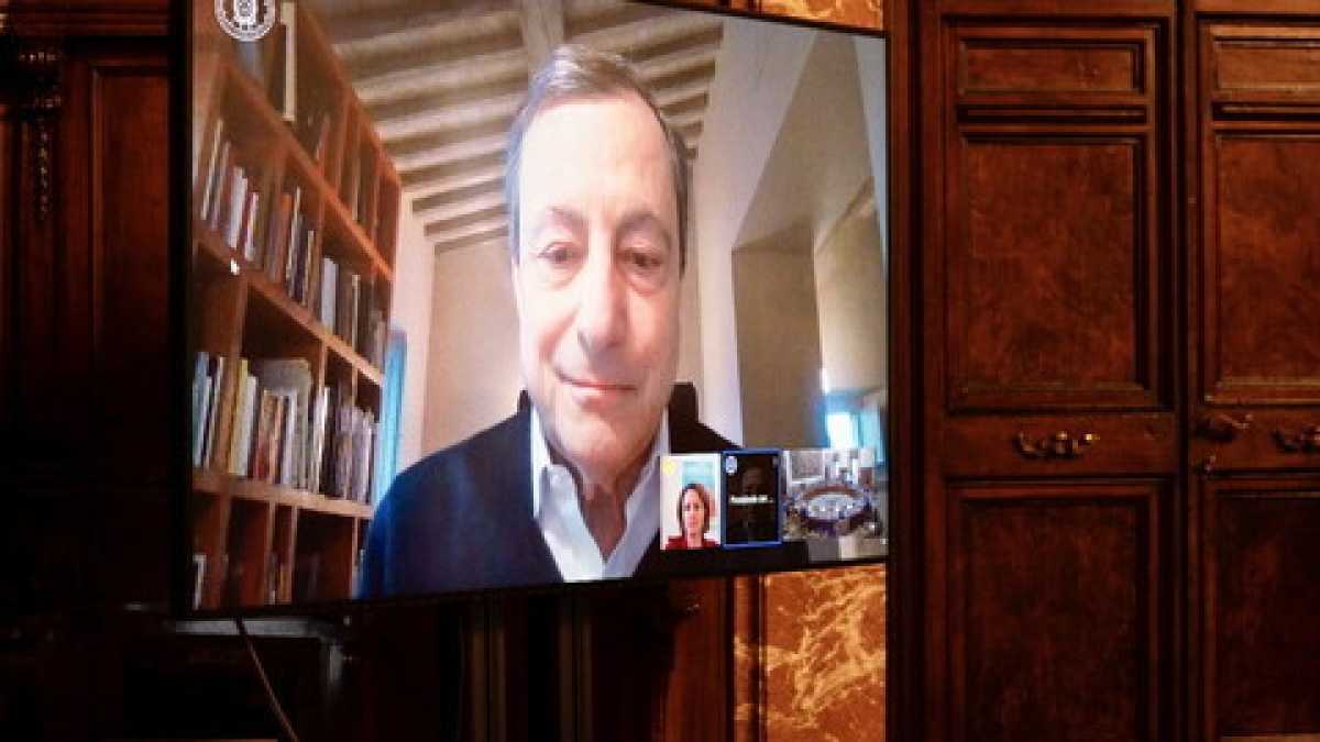 Immagine di Draghi contro "gli aggiornati". Così il "Parlamento si sta fermando"