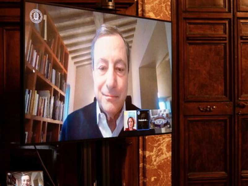 Draghi contro "gli aggiornati". Così il "Parlamento si sta fermando"