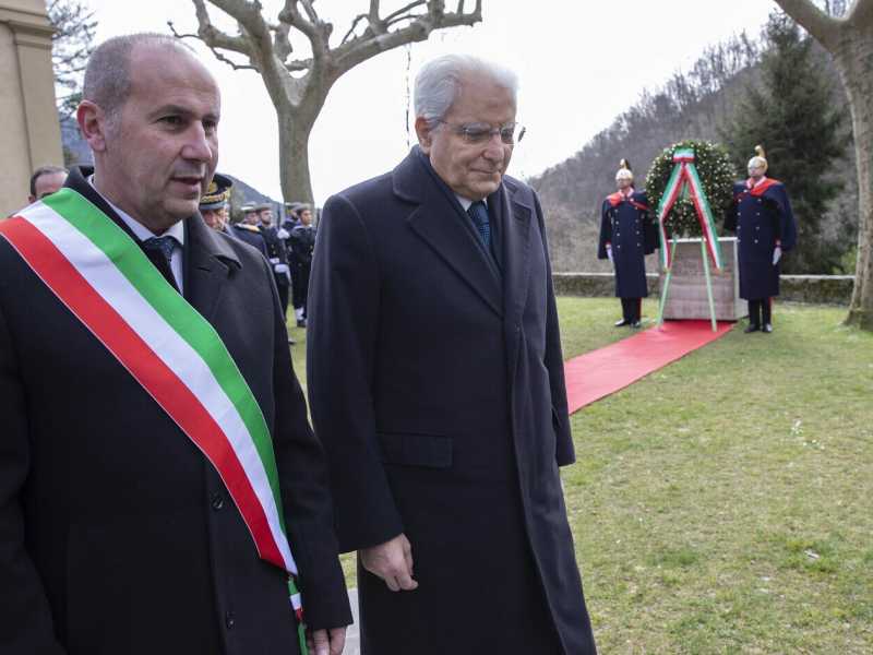 Il sindaco Maurizio Verona con il presidente della Repubblica Sergio Mattarella a&nbsp;Sant&rsquo;Anna di Stazzema nel 2020 (LaPresse)&nbsp;