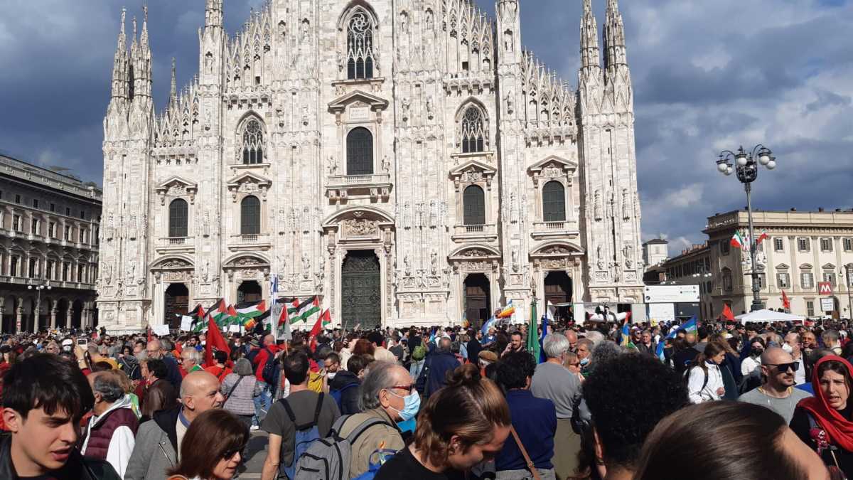 Immagine di 25 aprile: Letta a Milano, il Pd contestato dal corteo