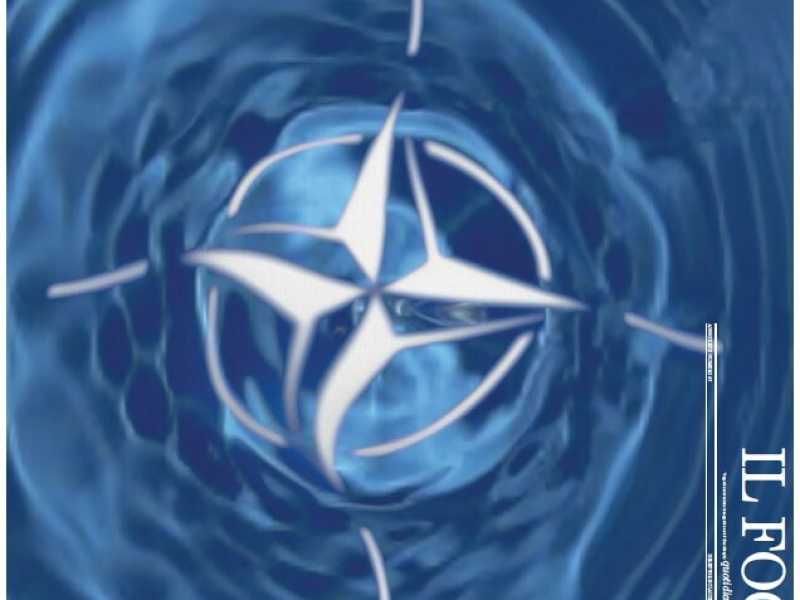 La bandiera della Nato dipinta da Olaf Nicolai sul Foglio del 25 aprile