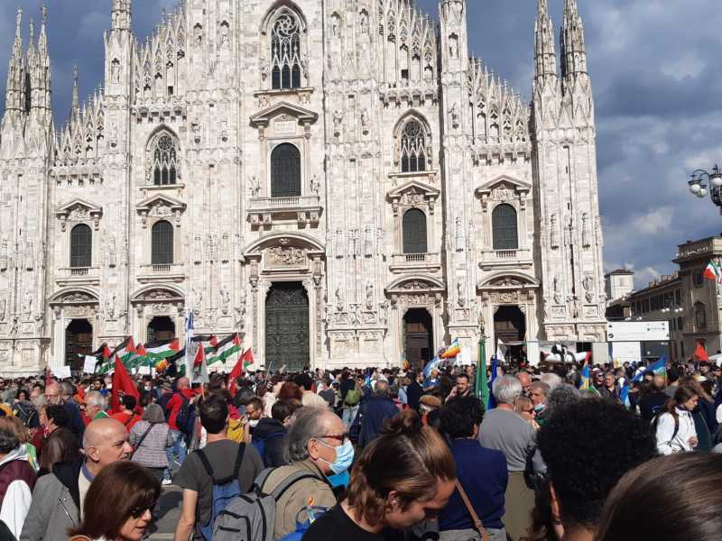 25 aprile: Letta a Milano, il Pd contestato dal corteo