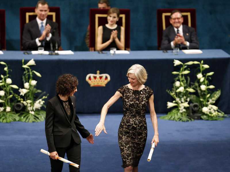 Jennifer Doudna e Emmanuelle Charpentier ricevono il premio nobel per la chimica per la scoperta del metodo di editing del genoma Crispr/Cas9. (foto di Ansa)<br />