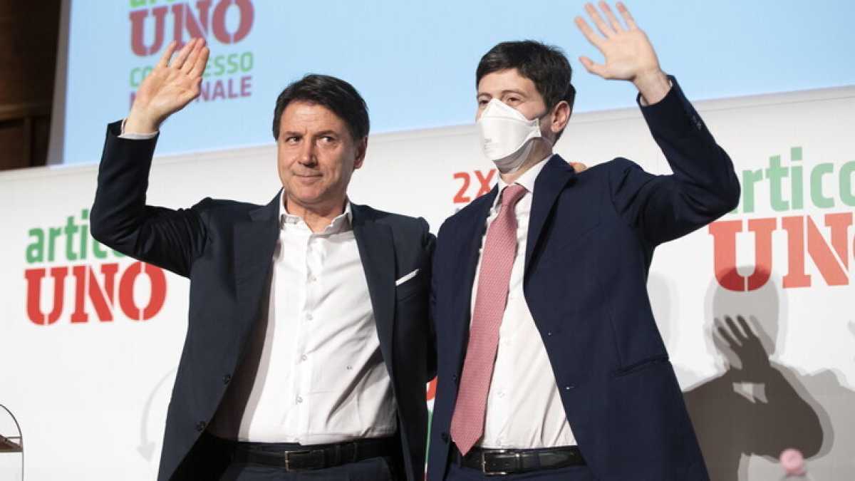 Immagine di Conte vuole correre da solo, senza Pd e con i voti di Leu. Letta apre (con dubbi) al proporzionale
