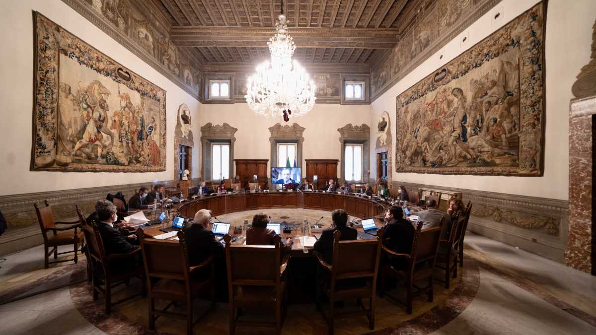 Immagine di Draghi prepara il Cdm "taglia veti". Interventi per sei miliardi e "facilitatore" del gas