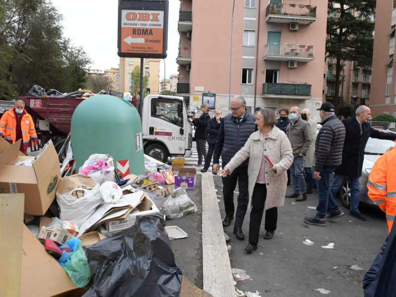 Il sindaco di Roma Gualtieri con l&rsquo;assessora all&rsquo;Ambiente Sabrina Alfonsi nel quartiere Don Bosco nel corso delle operazioni di pulizia nel 2021 (Ansa)&nbsp;<br />