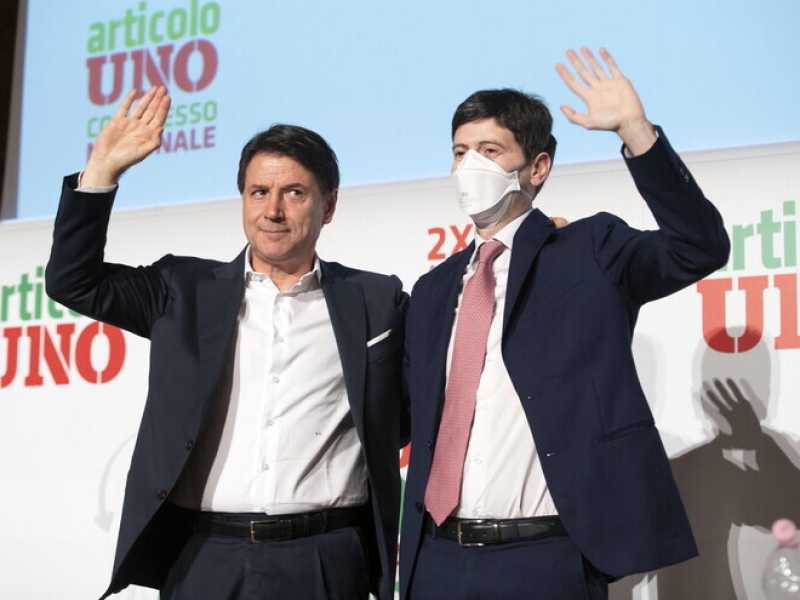 Giuseppe Conte e Roberto Speranza al congresso di Articolo uno (Ansa)