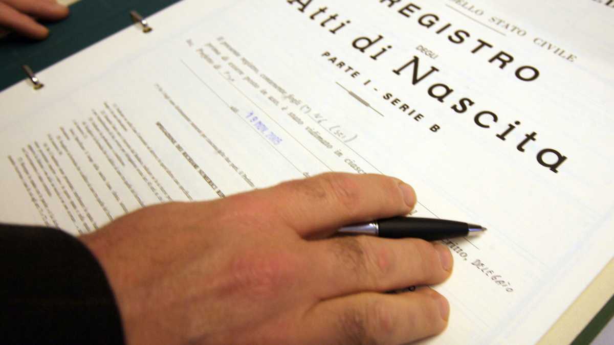 Immagine di La Corte costituzionale: stop all’automatismo del cognome paterno ai figli