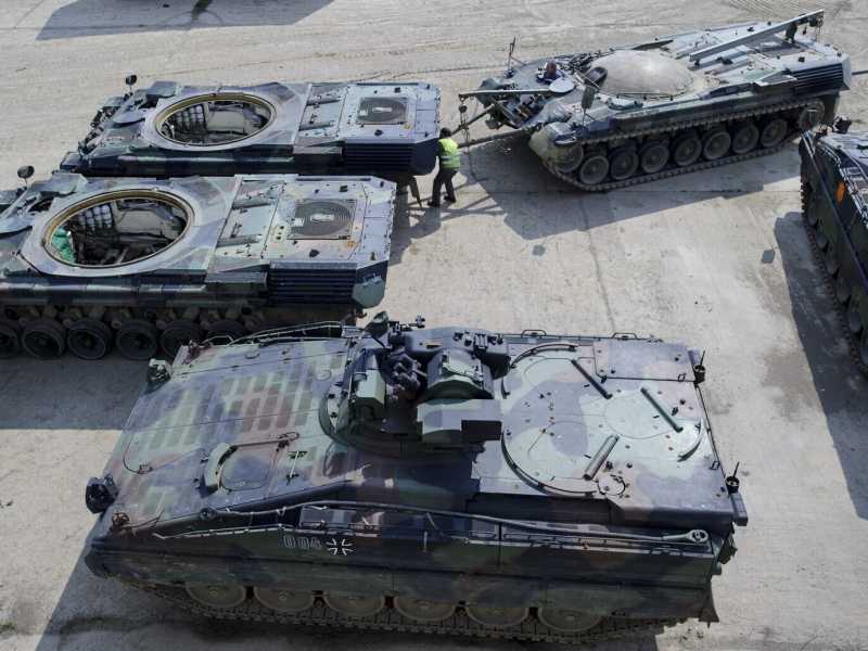 Un tecnico ripara dei carri armati antiaerei Gepard (Foto di Jens Schlueter/Getty Images) <br />
