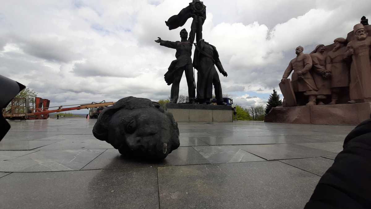 Immagine di Il monumento all'amicizia tra Russia e Ucraina era meglio se restava in piedi