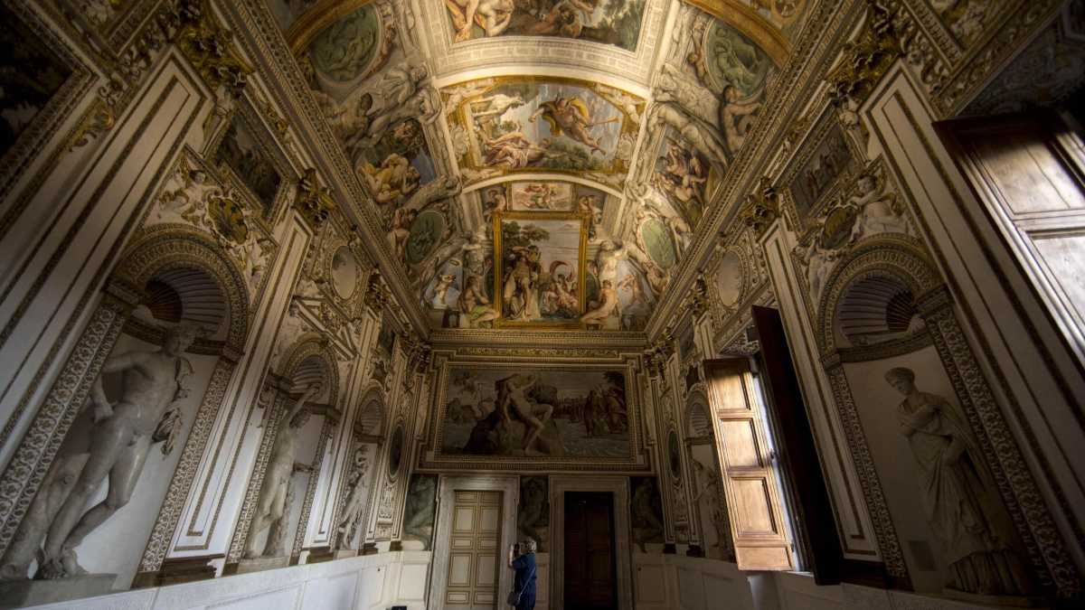 Immagine di Dior manda in onda il film che racconta la storia e la mitologia di palazzo Farnese