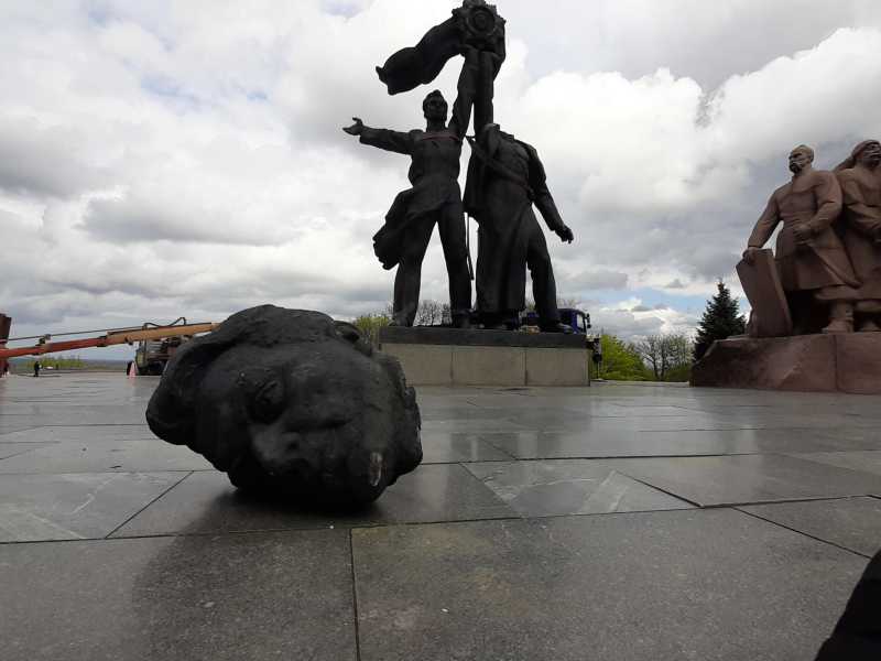 Il monumento all'amicizia tra Russia e Ucraina era meglio se restava in piedi