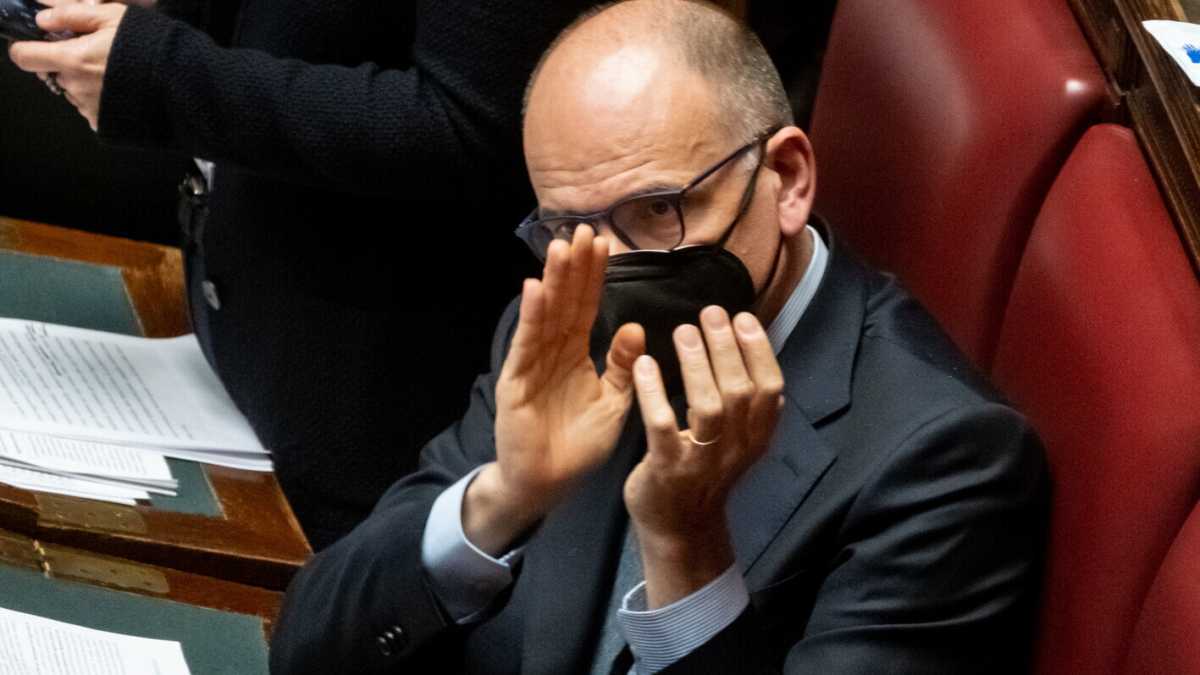 Immagine di Scatta la gara tra Orlando e Bonomi e a vincere è Letta: "Con Draghi e i salari"
