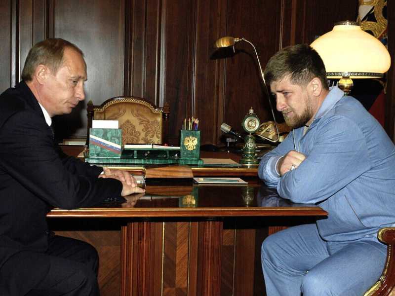 Putin e Kadyrov nel 2003 (Olycom) 