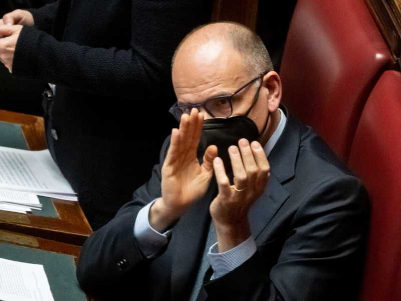 Scatta la gara tra Orlando e Bonomi e a vincere è Letta: "Con Draghi e i salari"